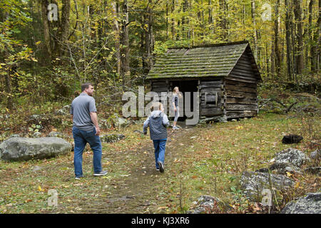 Touristen am Mais Krippe am Ephraim Ballen Kabine im Herbst, Roaring Fork Motor Nature Trail, Great Smoky Mountains National Park, Tennessee Stockfoto