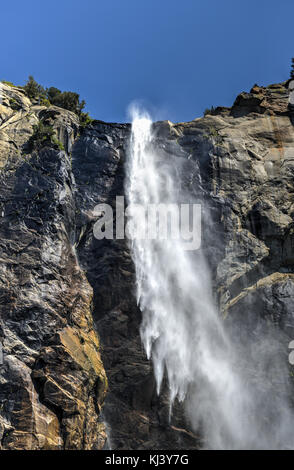 Bridalveil fall in Yosemite National Park. Einer der bekanntesten Wasserfälle im Yosemite Valley in Kalifornien Stockfoto