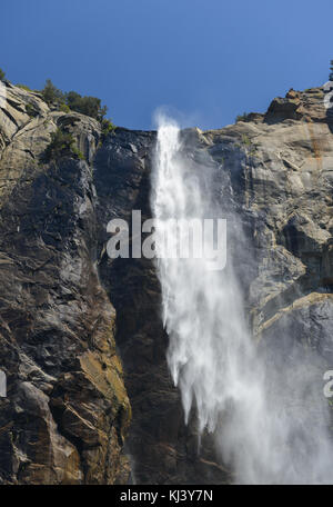 Bridalveil fall in Yosemite National Park. Einer der bekanntesten Wasserfälle im Yosemite Valley in Kalifornien Stockfoto