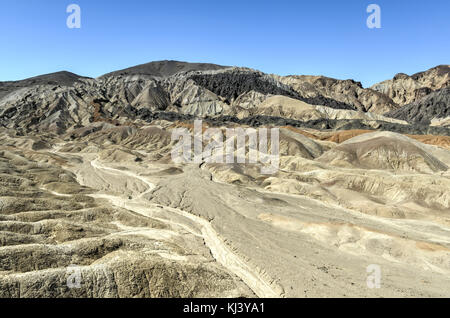 20 mule Team Canyon Road, Death Valley National Park. 20-mule Mannschaften wurden Teams von 18 Maultiere und 2 Pferde zu großen Wagen angehängt, die übergesetzt Bora Stockfoto