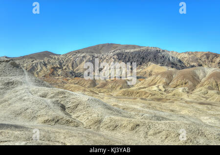 20 mule Team Canyon Road, Death Valley National Park. 20-mule Mannschaften wurden Teams von 18 Maultiere und 2 Pferde zu großen Wagen angehängt, die übergesetzt Bora Stockfoto