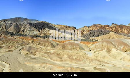 20 mule Team Canyon Road, Death Valley National Park. 20-mule Mannschaften wurden Teams von 18 Maultiere und 2 Pferde zu großen Wagen angehängt, die übergesetzt Bora Stockfoto