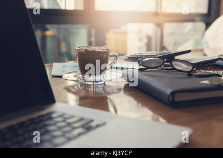 Business und Finanzen Konzept der Büro, Büro Schreibtisch in den Arbeitstag. Stockfoto