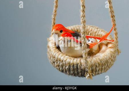 Künstliches Nest mit Vogelfamilie und Ei Stockfoto