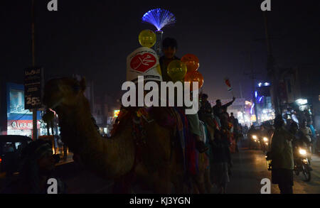 Lahore, Pakistan. 21 Nov, 2017. das pakistanische Volk aus einer religiösen Gruppe tehreek minhaj ul Quran (Pat) Teilnahme an einer Fackel Rallye des Monats rabiul awwal in Verbindung mit Feiern von Eid milad-un-Nabi, willkommen in Lahore am 20. November 2017. Credit: rana sajid Hussain/Pacific Press/alamy leben Nachrichten Stockfoto