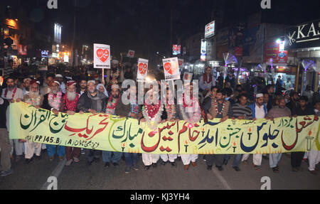 Lahore, Pakistan. 21 Nov, 2017. das pakistanische Volk aus einer religiösen Gruppe tehreek minhaj ul Quran (Pat) Teilnahme an einer Fackel Rallye des Monats rabiul awwal in Verbindung mit Feiern von Eid milad-un-Nabi, willkommen in Lahore am 20. November 2017. Credit: rana sajid Hussain/Pacific Press/alamy leben Nachrichten Stockfoto