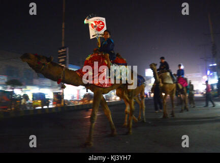 Lahore, Pakistan. 21 Nov, 2017. das pakistanische Volk aus einer religiösen Gruppe tehreek minhaj ul Quran (Pat) Teilnahme an einer Fackel Rallye des Monats rabiul awwal in Verbindung mit Feiern von Eid milad-un-Nabi, willkommen in Lahore am 20. November 2017. Credit: rana sajid Hussain/Pacific Press/alamy leben Nachrichten Stockfoto