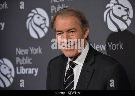 Der TV-Journalist Charlie Rose besucht 2016 die Library Lions Gala in der New York Public Library - Stephen A Schwartzman Building am 7. November 2016 in New York. Stockfoto