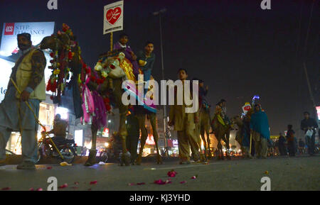 Lahore, Pakistan. 21 Nov, 2017. das pakistanische Volk aus einer religiösen Gruppe tehreek minhaj ul Quran (Pat) Teilnahme an einer Fackel Rallye des Monats rabiul awwal in Verbindung mit Feiern von Eid milad-un-Nabi, willkommen in Lahore am 20. November 2017. Credit: rana sajid Hussain/Pacific Press/alamy leben Nachrichten Stockfoto