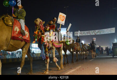 Lahore, Pakistan. 21 Nov, 2017. das pakistanische Volk aus einer religiösen Gruppe tehreek minhaj ul Quran (Pat) Teilnahme an einer Fackel Rallye des Monats rabiul awwal in Verbindung mit Feiern von Eid milad-un-Nabi, willkommen in Lahore am 20. November 2017. Credit: rana sajid Hussain/Pacific Press/alamy leben Nachrichten Stockfoto