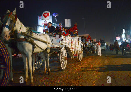 Lahore, Pakistan. 21 Nov, 2017. das pakistanische Volk aus einer religiösen Gruppe tehreek minhaj ul Quran (Pat) Teilnahme an einer Fackel Rallye des Monats rabiul awwal in Verbindung mit Feiern von Eid milad-un-Nabi, willkommen in Lahore am 20. November 2017. Credit: rana sajid Hussain/Pacific Press/alamy leben Nachrichten Stockfoto