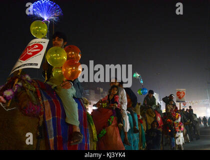 Lahore, Pakistan. 21 Nov, 2017. das pakistanische Volk aus einer religiösen Gruppe tehreek minhaj ul Quran (Pat) Teilnahme an einer Fackel Rallye des Monats rabiul awwal in Verbindung mit Feiern von Eid milad-un-Nabi, willkommen in Lahore am 20. November 2017. Credit: rana sajid Hussain/Pacific Press/alamy leben Nachrichten Stockfoto