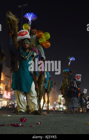 Lahore, Pakistan. 21 Nov, 2017. das pakistanische Volk aus einer religiösen Gruppe tehreek minhaj ul Quran (Pat) Teilnahme an einer Fackel Rallye des Monats rabiul awwal in Verbindung mit Feiern von Eid milad-un-Nabi, willkommen in Lahore am 20. November 2017. Credit: rana sajid Hussain/Pacific Press/alamy leben Nachrichten Stockfoto