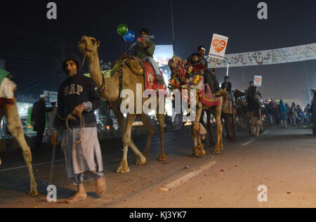 Lahore, Pakistan. 21 Nov, 2017. das pakistanische Volk aus einer religiösen Gruppe tehreek minhaj ul Quran (Pat) Teilnahme an einer Fackel Rallye des Monats rabiul awwal in Verbindung mit Feiern von Eid milad-un-Nabi, willkommen in Lahore am 20. November 2017. Credit: rana sajid Hussain/Pacific Press/alamy leben Nachrichten Stockfoto