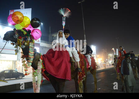 Lahore, Pakistan. 21 Nov, 2017. das pakistanische Volk aus einer religiösen Gruppe tehreek minhaj ul Quran (Pat) Teilnahme an einer Fackel Rallye des Monats rabiul awwal in Verbindung mit Feiern von Eid milad-un-Nabi, willkommen in Lahore am 20. November 2017. Credit: rana sajid Hussain/Pacific Press/alamy leben Nachrichten Stockfoto