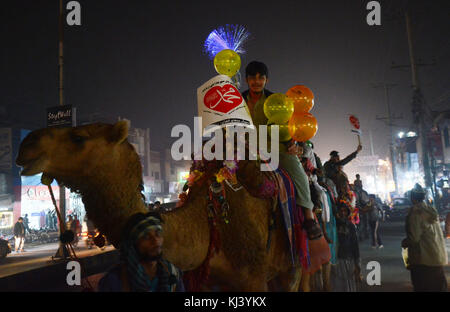 Lahore, Pakistan. 21 Nov, 2017. das pakistanische Volk aus einer religiösen Gruppe tehreek minhaj ul Quran (Pat) Teilnahme an einer Fackel Rallye des Monats rabiul awwal in Verbindung mit Feiern von Eid milad-un-Nabi, willkommen in Lahore am 20. November 2017. Credit: rana sajid Hussain/Pacific Press/alamy leben Nachrichten Stockfoto