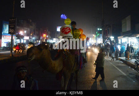 Lahore, Pakistan. 21 Nov, 2017. das pakistanische Volk aus einer religiösen Gruppe tehreek minhaj ul Quran (Pat) Teilnahme an einer Fackel Rallye des Monats rabiul awwal in Verbindung mit Feiern von Eid milad-un-Nabi, willkommen in Lahore am 20. November 2017. Credit: rana sajid Hussain/Pacific Press/alamy leben Nachrichten Stockfoto