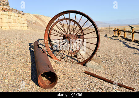Alten wagen und Wassertank im Harmony borax Werke, in denen 20 Maultier Teams die Borax aus Death Valley in den 1880er Jahren. Stockfoto