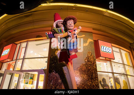 Anaheim, Nov 11: Woody Toy Story lego Statue in der berühmten Downtown Disney District, Disneyland Resort auf Nov 11, 2017 at Anaheim, Orange County, Kalifornien Stockfoto