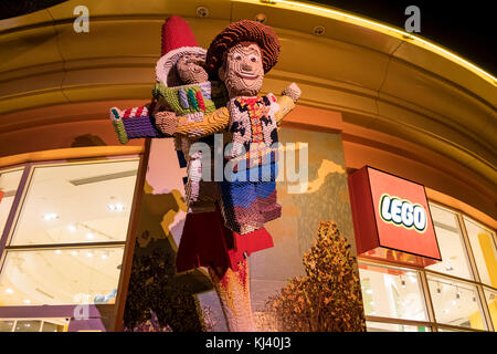 Anaheim, Nov 11: Woody Toy Story lego Statue in der berühmten Downtown Disney District, Disneyland Resort auf Nov 11, 2017 at Anaheim, Orange County, Kalifornien Stockfoto