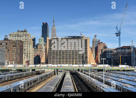 Der Westseite zug Yard für Pennsylvania Station in New York City von der Highline. Blick auf den Triebwagen für die Long Island Railroad. Die Zukunft si Stockfoto