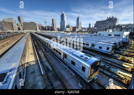 Der Westseite zug Yard für Pennsylvania Station in New York City von der Highline. Blick auf den Triebwagen für die Long Island Railroad. Die Zukunft si Stockfoto