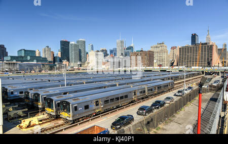 Der Westseite zug Yard für Pennsylvania Station in New York City von der Highline. Blick auf den Triebwagen für die Long Island Railroad. Die Zukunft si Stockfoto