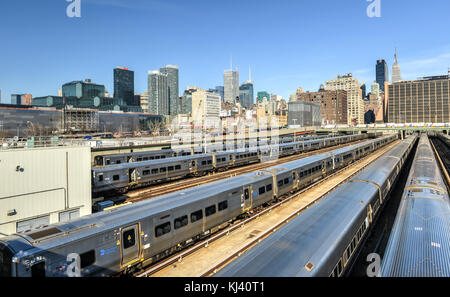 Der Westseite zug Yard für Pennsylvania Station in New York City von der Highline. Blick auf den Triebwagen für die Long Island Railroad. Die Zukunft si Stockfoto