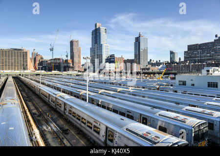 Der Westseite zug Yard für Pennsylvania Station in New York City von der Highline. Blick auf den Triebwagen für die Long Island Railroad. Die Zukunft si Stockfoto