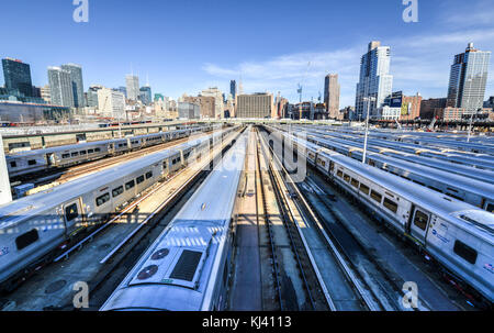 Der Westseite zug Yard für Pennsylvania Station in New York City von der Highline. Blick auf den Triebwagen für die Long Island Railroad. Die Zukunft si Stockfoto