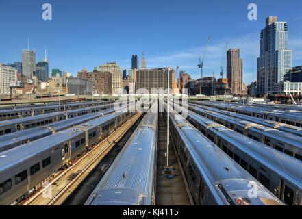 Der Westseite zug Yard für Pennsylvania Station in New York City von der Highline. Blick auf den Triebwagen für die Long Island Railroad. Die Zukunft si Stockfoto