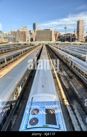 Der Westseite zug Yard für Pennsylvania Station in New York City von der Highline. Blick auf den Triebwagen für die Long Island Railroad. Die Zukunft si Stockfoto