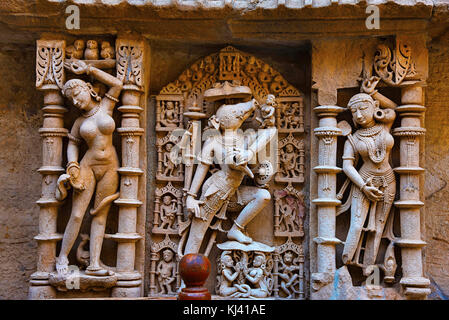 Geschnitzte Idol von Lord Vishnu in Varaha avatar auf die Innenwand der Rani ki Vav, Patan in Gujarat, Indien. Stockfoto