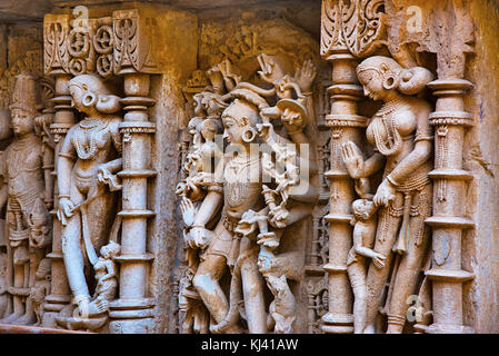 Geschnitzte Idol von Herrn Bhairav an der inneren Gehäusewand Rani ki Vav, Patan in Gujarat, Indien. Stockfoto