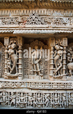 Geschnitzte Idol von Lord Vishnu in Buddha avatar auf die Innenwand der Rani ki Vav, Patan in Gujarat, Indien. Stockfoto