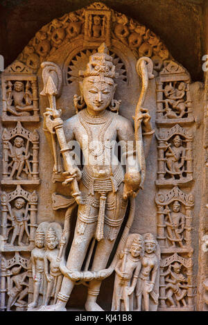 Geschnitzte Idol von Herrn parshuram an der inneren Gehäusewand Rani ki vav. Patan in Gujarat, Indien. Stockfoto