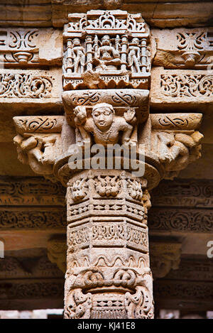 Geschnitzte Götzen auf der inneren Wand und Säulen der Rani ki Vav, ein aufwendig konstruierten Schritt gut. Patan in Gujarat, Indien. Stockfoto