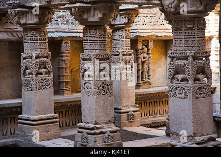 Geschnitzte Götzen auf der inneren Wand und Säulen der Rani ki Vav, ein aufwendig konstruierten Schritt gut. Patan in Gujarat, Indien. Stockfoto