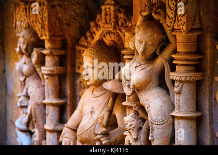 Geschnitzte Götzen auf der inneren Wand und Säulen der Rani ki Vav, ein aufwendig konstruierten Schritt gut. Patan in Gujarat, Indien. Stockfoto