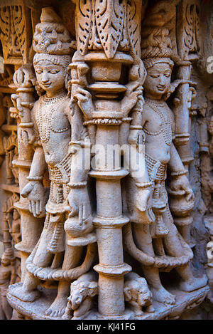 Geschnitzte Götzen auf der inneren Wand und Säulen der Rani ki Vav, ein aufwendig konstruierten Schritt gut. Patan in Gujarat, Indien. Stockfoto