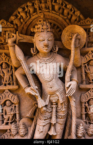Geschnitzte Idol von Lord Rama auf der inneren Wand und Säulen der Rani ki Vav, ein aufwendig konstruierten Schritt gut am Ufer des Flusses Saraswati. Memorial Stockfoto