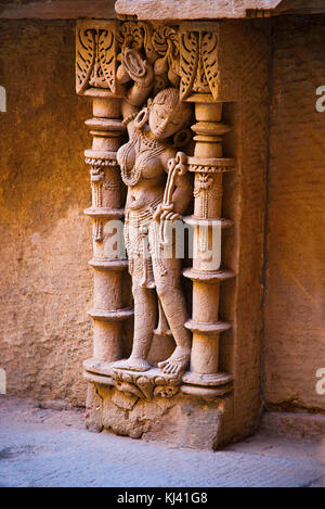 Geschnitzte Götzen auf der inneren Wand und Säulen der Rani ki Vav, ein aufwendig konstruierten Schritt gut. Patan in Gujarat, Indien. Stockfoto