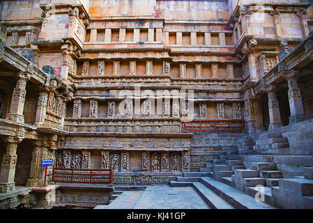 Geschnitzte Götzen auf der inneren Wand und Säulen der Rani ki Vav, ein aufwendig konstruierten Schritt gut. Patan in Gujarat, Indien. Stockfoto