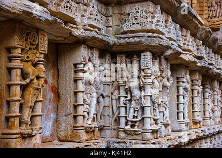 Geschnitzte Götzen auf der inneren Wand und Säulen der Rani ki Vav, ein aufwendig konstruierten Schritt gut. Patan in Gujarat, Indien. Stockfoto