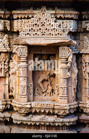 Geschnitzte Götzen auf der inneren Wand und Säulen der Rani ki Vav, ein aufwendig konstruierten Schritt gut. Patan in Gujarat, Indien. Stockfoto