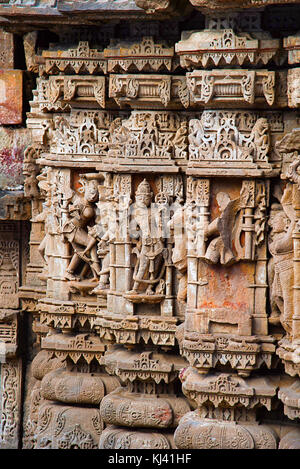 Geschnitzte Götzen auf der inneren Wand und Säulen der Rani ki Vav, ein aufwendig konstruierten Schritt gut. Patan in Gujarat, Indien. Stockfoto