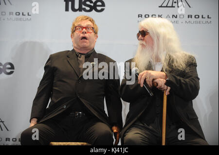 NEW YORK, NY - 14. März: Elton John Leon Russell an der 26. jährlichen Rock and Roll Hall of Fame Induction Ceremony im Waldorf Astoria am 14. März 2011 in New York City People: Elton John Leon Russell Stockfoto