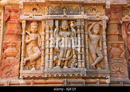 Geschnitzte Idole an der Außenwand von Hatkeshwar Mahadev, 17. Jahrhundert, Familiengottheit von Nagar Brahmanen. Vadnagar, Gujarat. Stockfoto