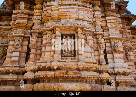 Geschnitzte Idole an der Außenwand von Hatkeshwar Mahadev, 17. Jahrhundert, Familiengottheit von Nagar Brahmanen. Vadnagar, Gujarat. Stockfoto