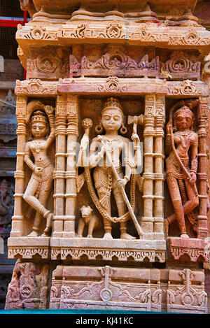 Geschnitzte Idole an der Außenwand von Hatkeshwar Mahadev, 17. Jahrhundert, Familiengottheit von Nagar Brahmanen. Vadnagar, Gujarat. Stockfoto